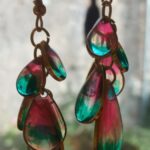 boucles d'oreilles pendantes vert et rouge