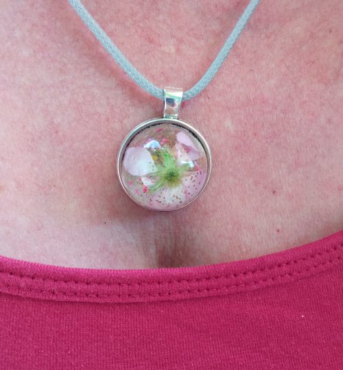 Pendentif avec fleur de fraisier